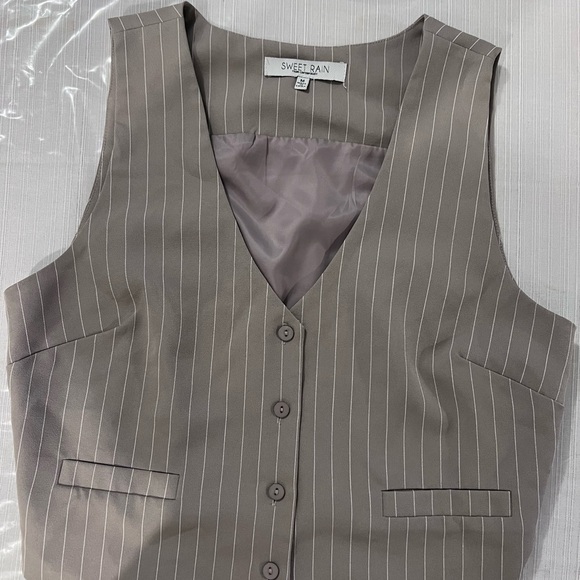 Grey and white striped vest top. Very nice size M - Picture 6 of 6